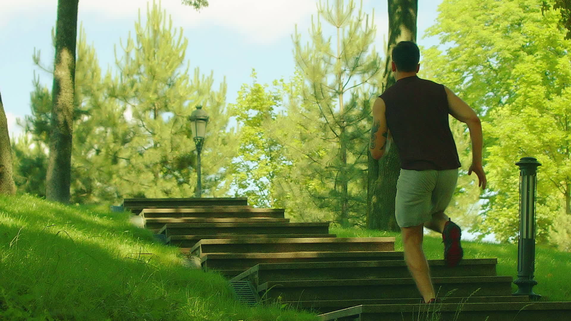 在公园台阶上跑步视频的预览图