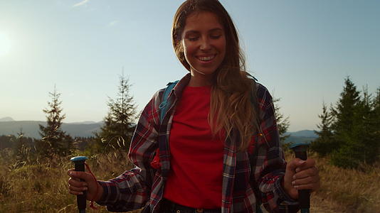 户外登山的女孩视频的预览图