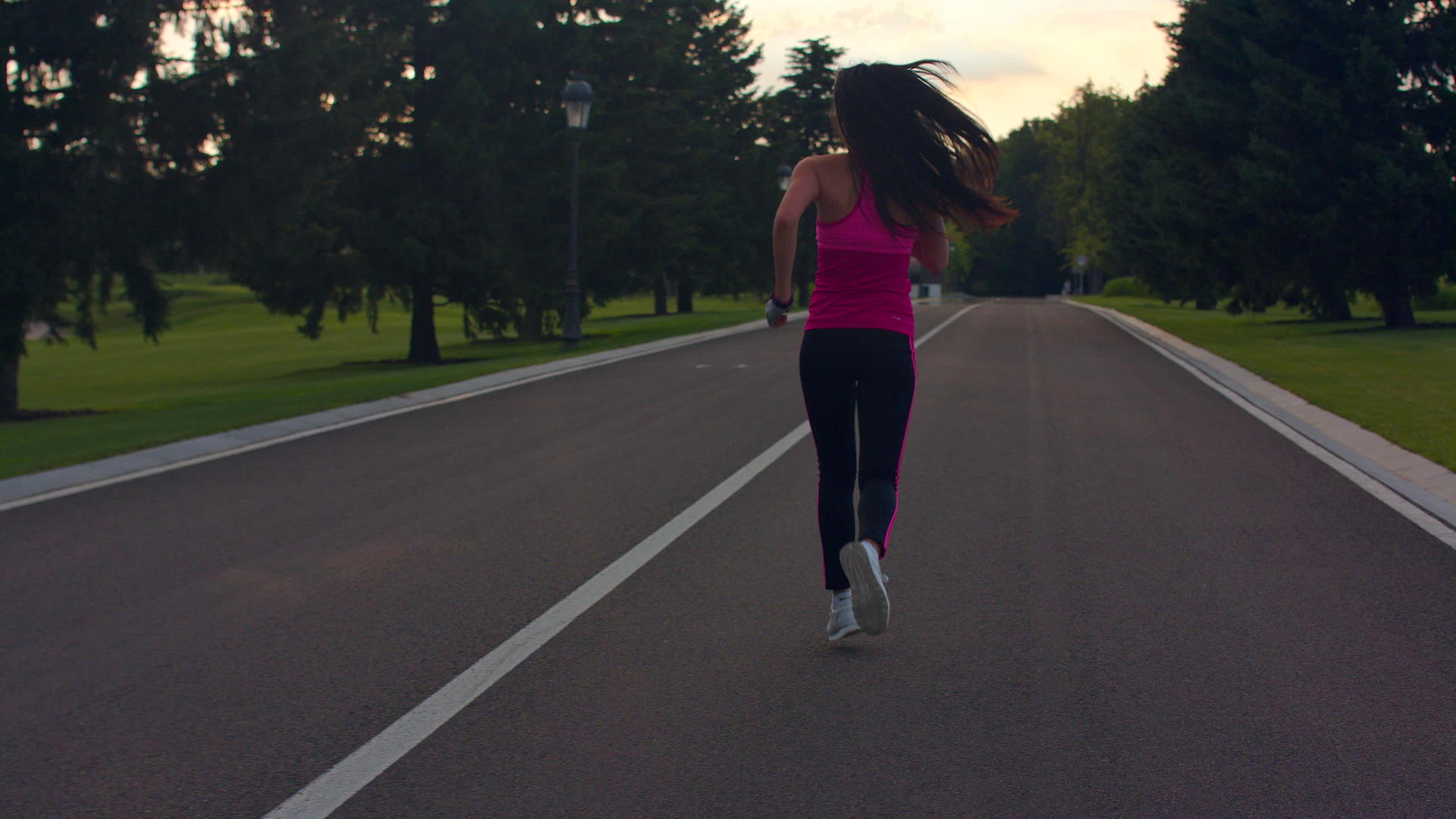 女孩在公园里长跑锻炼背部视频的预览图