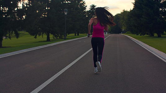 女孩在公园里长跑锻炼背部视频的预览图