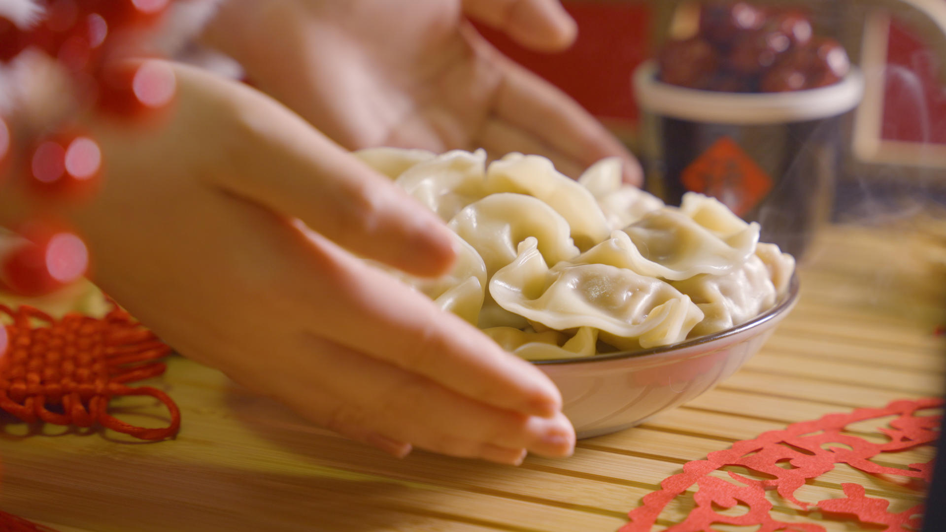 新年热腾腾的饺子年夜饭4K视频的预览图