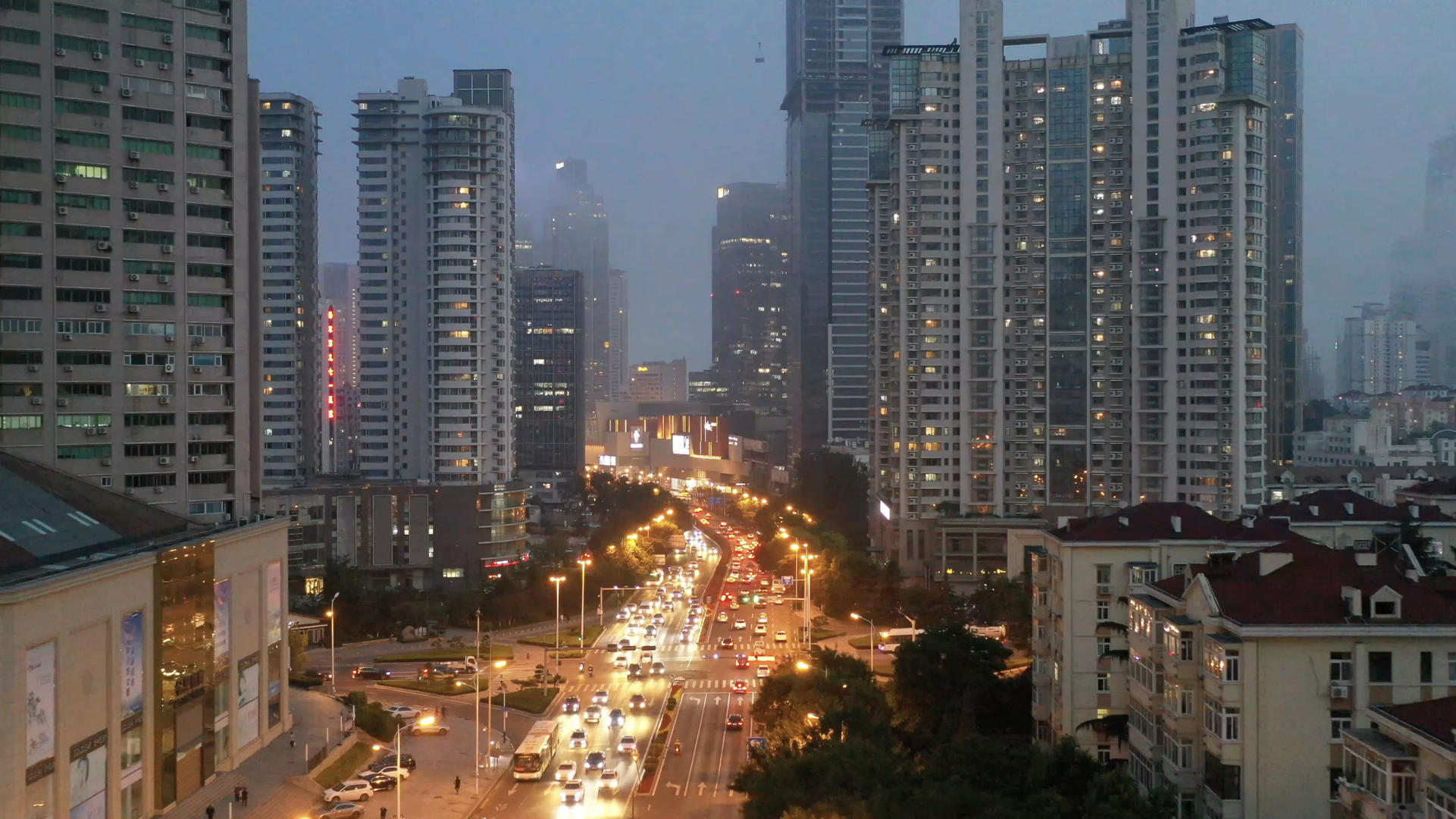 青岛城市交通夜景航拍4K视频视频的预览图