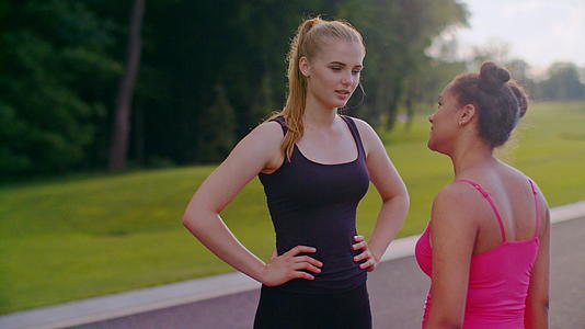 两个女孩在公园里跑去运动聊天视频的预览图
