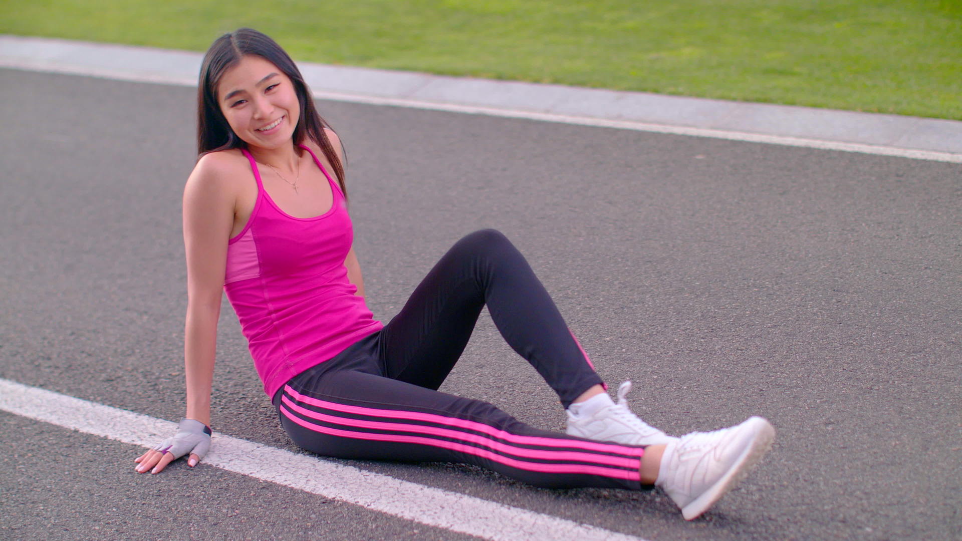 坐在跑道上的运动女孩视频的预览图