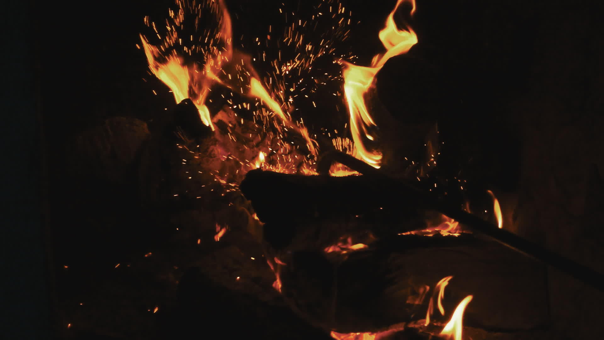 燃烧的木炭视频的预览图