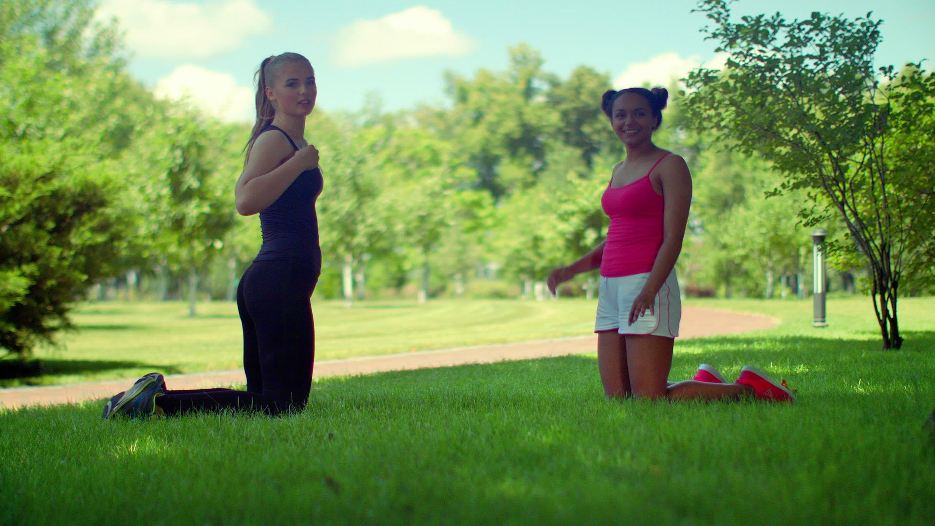 两个女孩在草地上做瑜伽视频的预览图