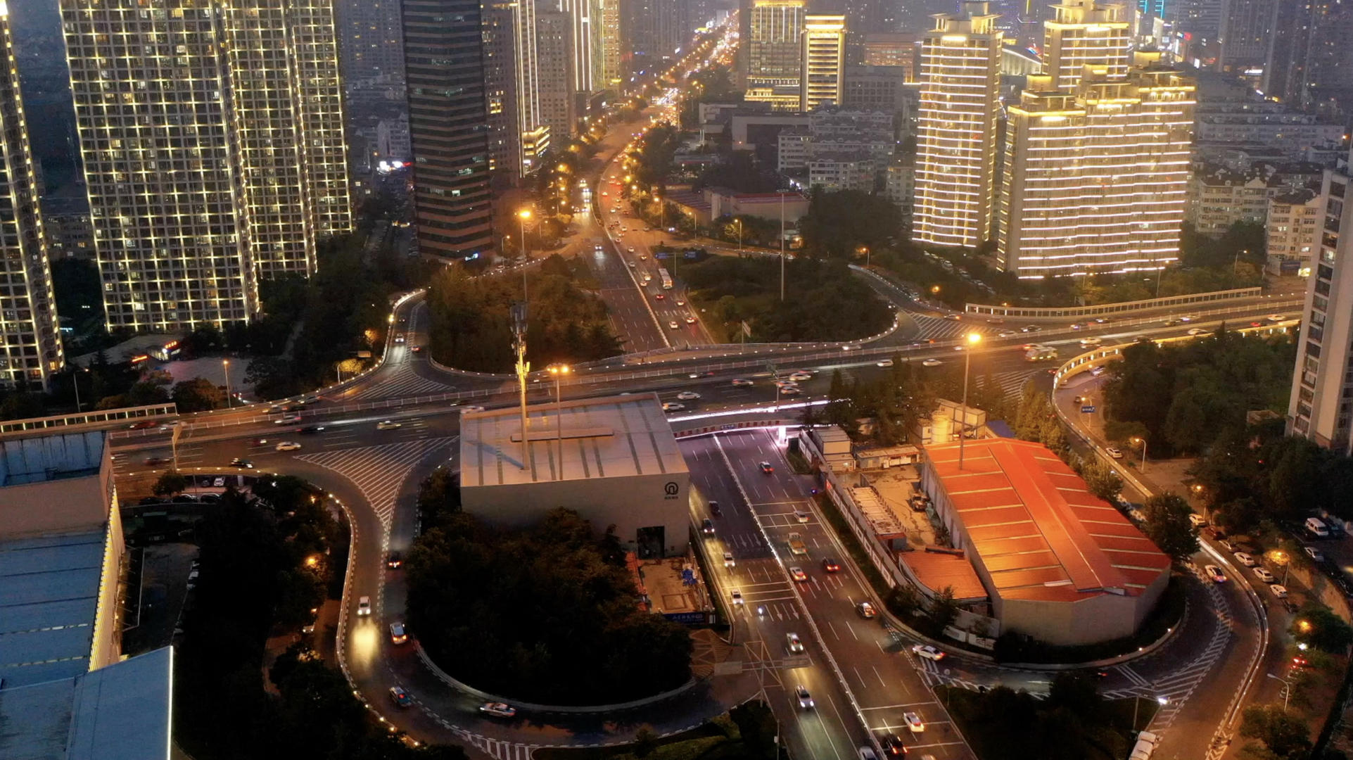 繁忙的城市交通夜景航拍延时摄影视频的预览图