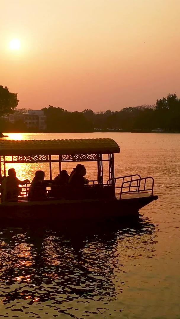 夕阳湖游船的实拍视频的预览图