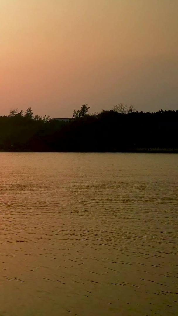 夕阳湖游船的实拍视频的预览图