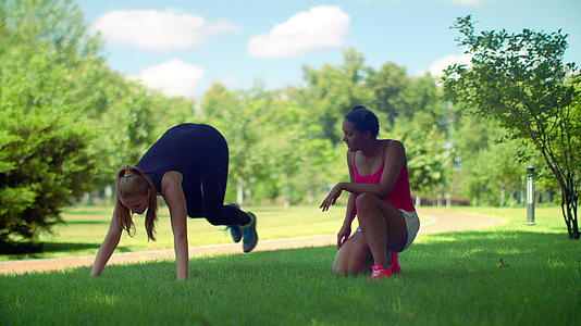 2个女孩做瑜伽做户外运动视频的预览图