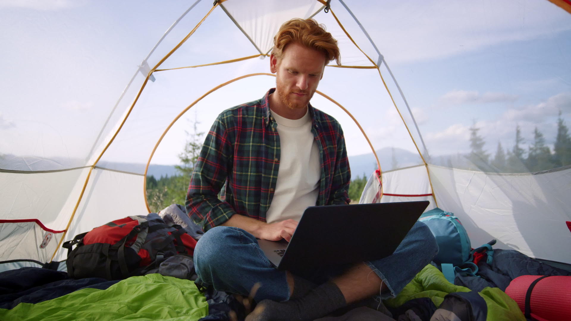 男人旅游露营在线工作视频的预览图