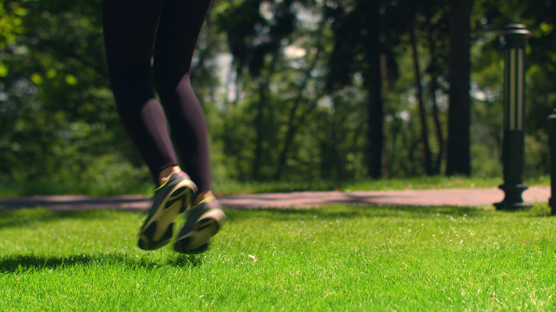 公园跑步跳绳人脚步特写视频的预览图