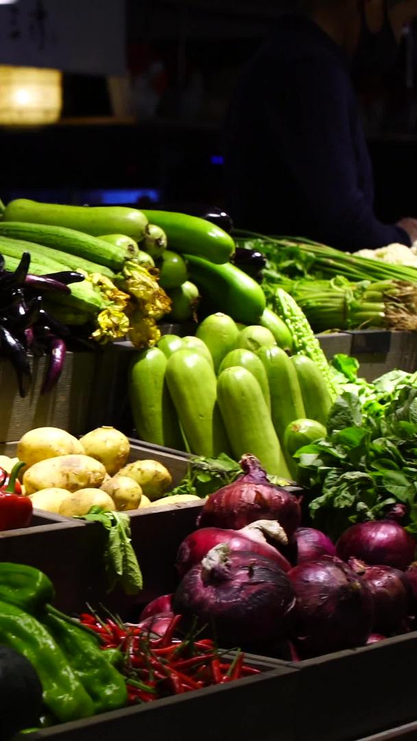 菜地里的新鲜蔬菜视频的预览图