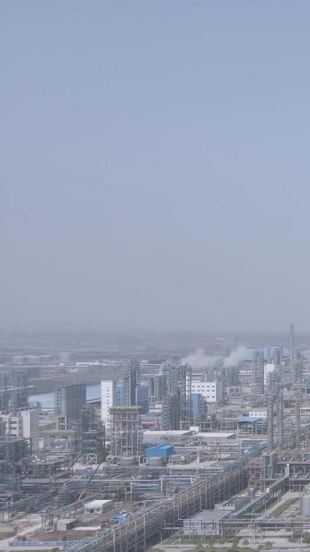长江边投产的工业能源乙烯石化生产基地材料视频的预览图