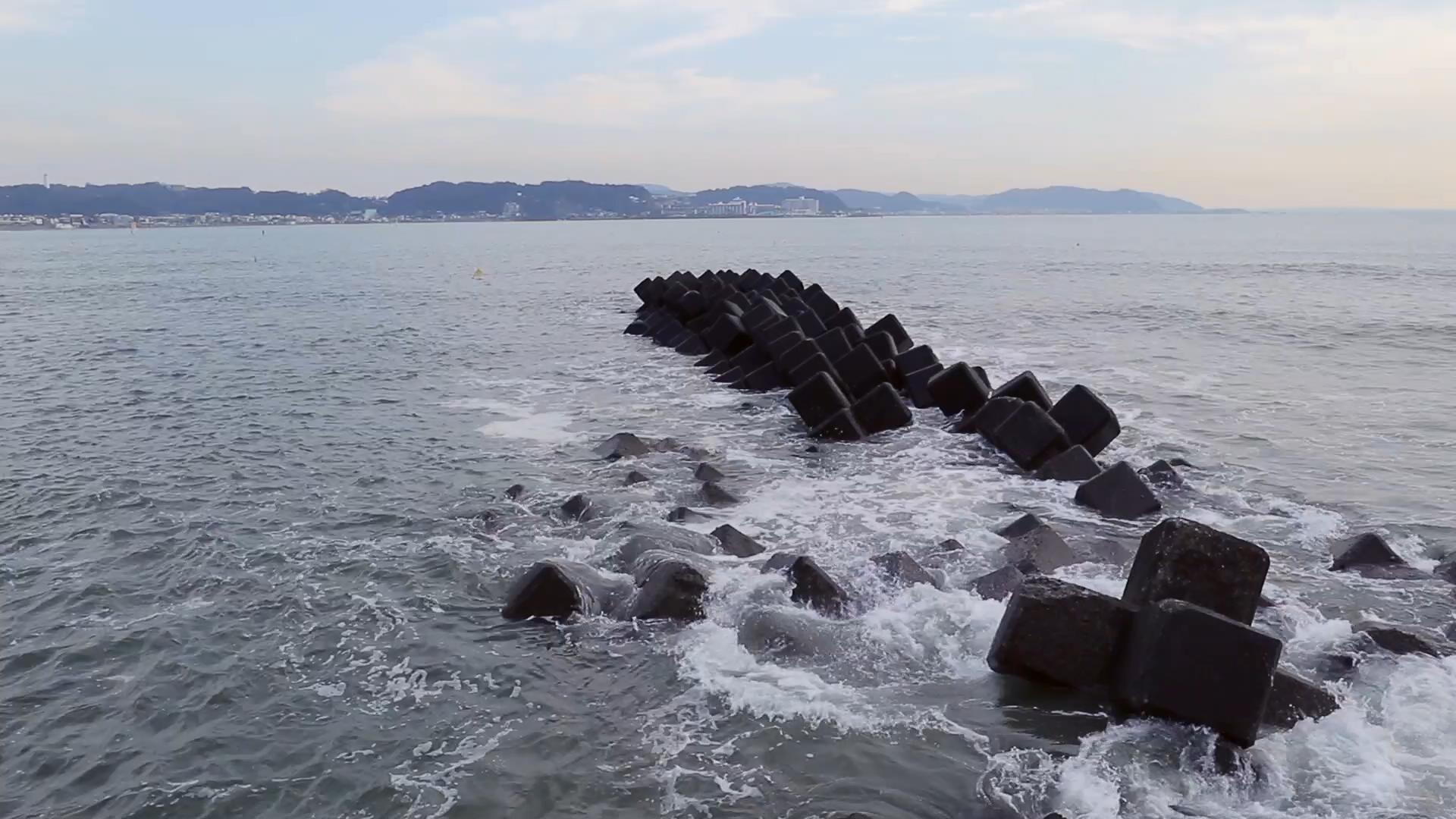 日本镰仓海边防波堤视频的预览图