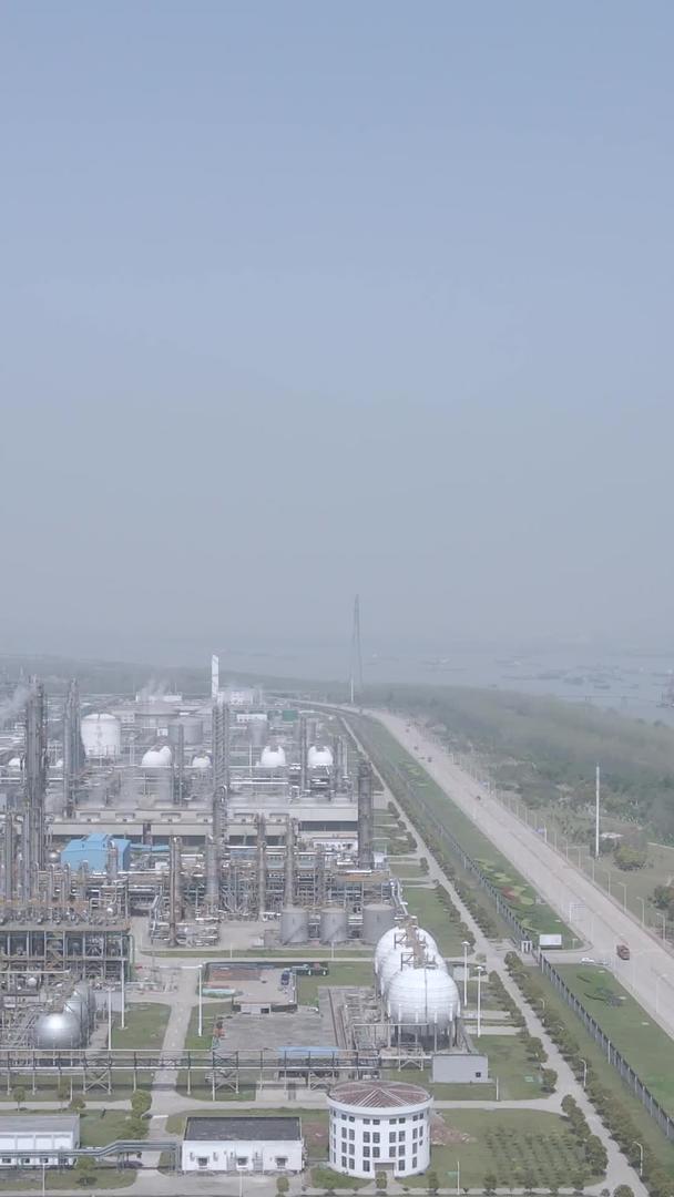 长江边投产的工业能源乙烯石化生产基地材料视频的预览图