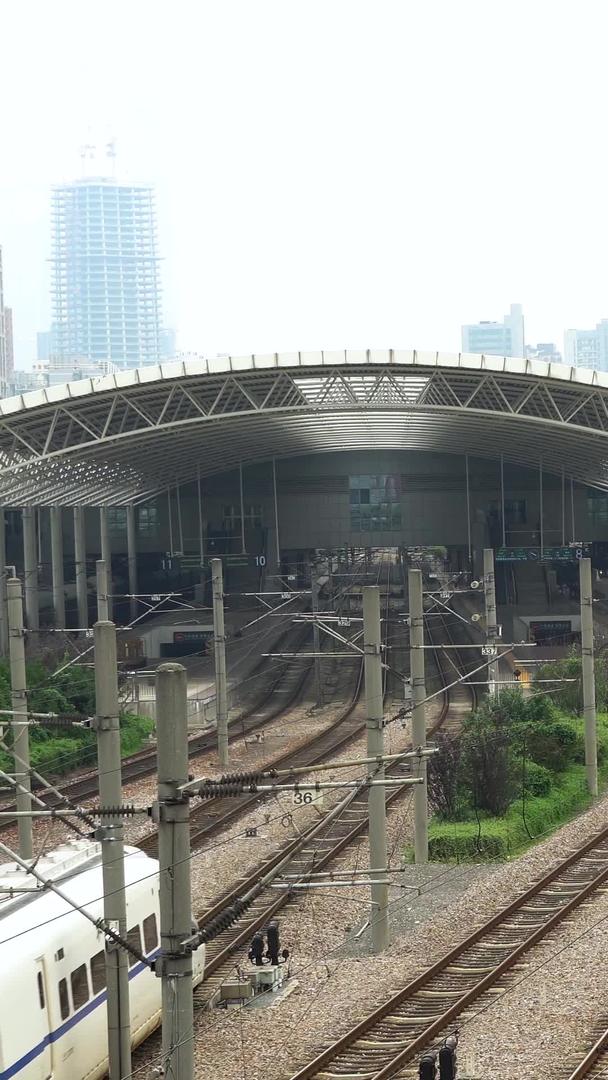 上海火车站交通实拍视频的预览图
