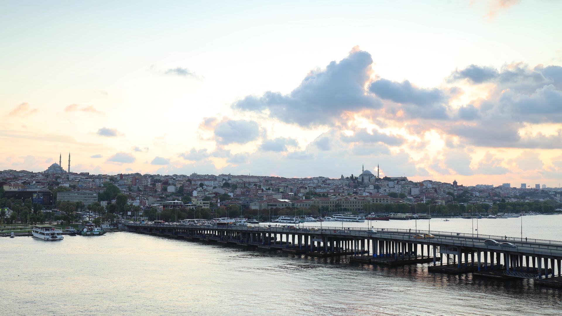 土耳其首都伊斯坦布尔城市风光日落延时视频视频的预览图