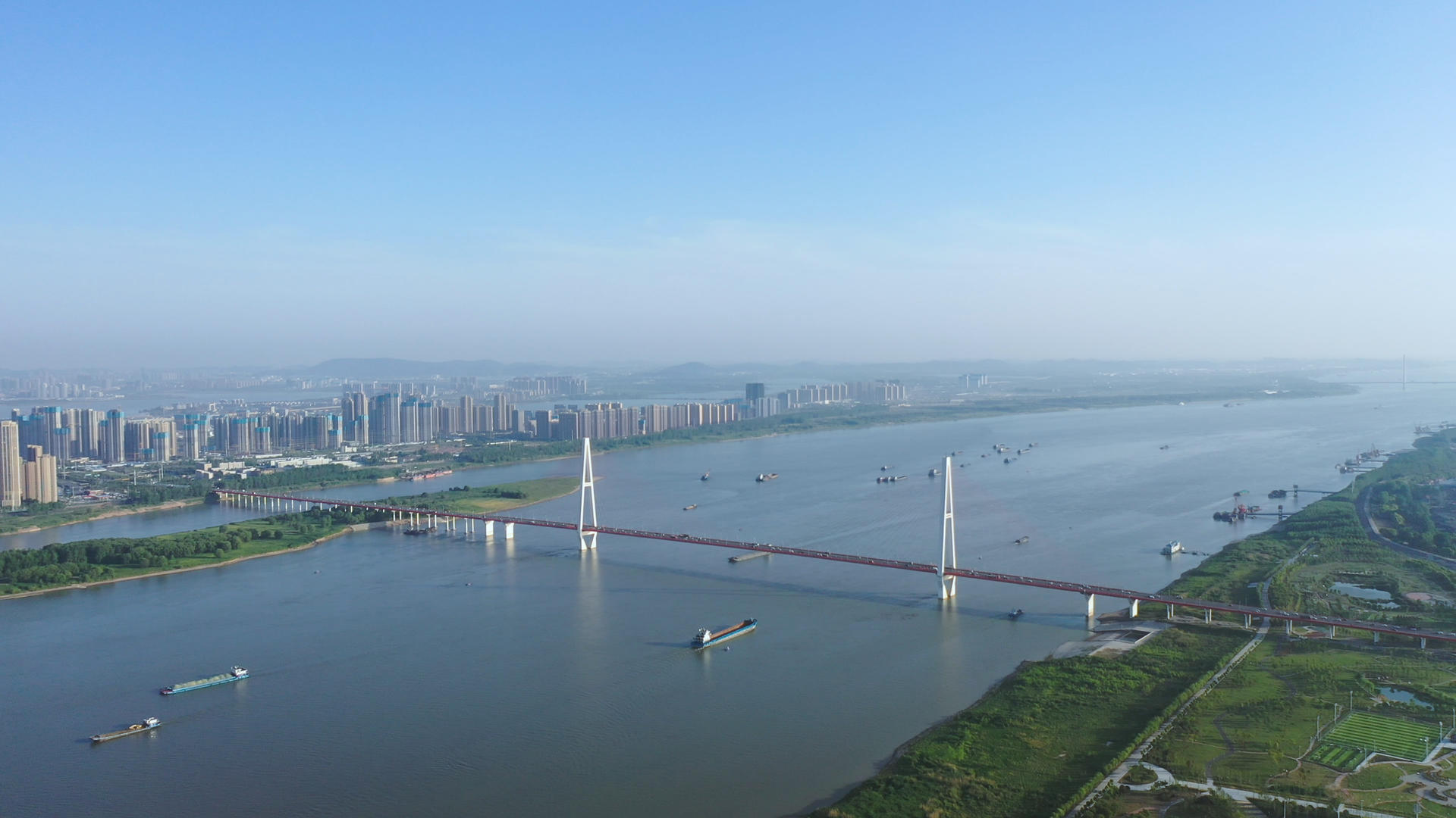 航拍城市江景风光桥梁交通街景4k长江素材视频的预览图