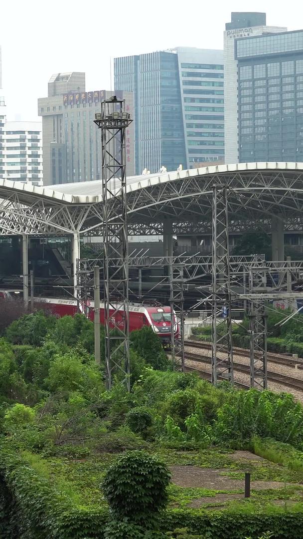 上海火车站交通实拍视频的预览图