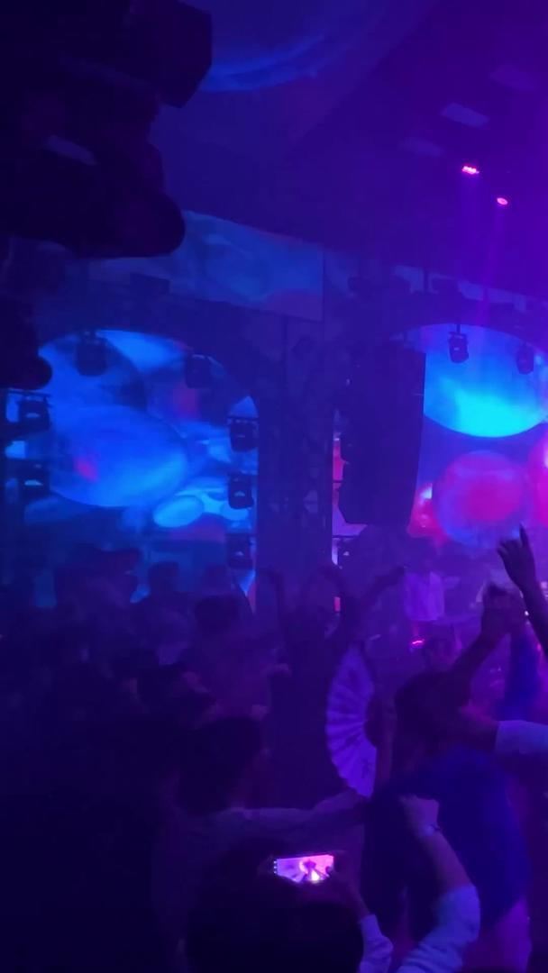 城市酒吧音乐蹦迪现场灯光气氛疯狂舞蹈的人群素材视频的预览图