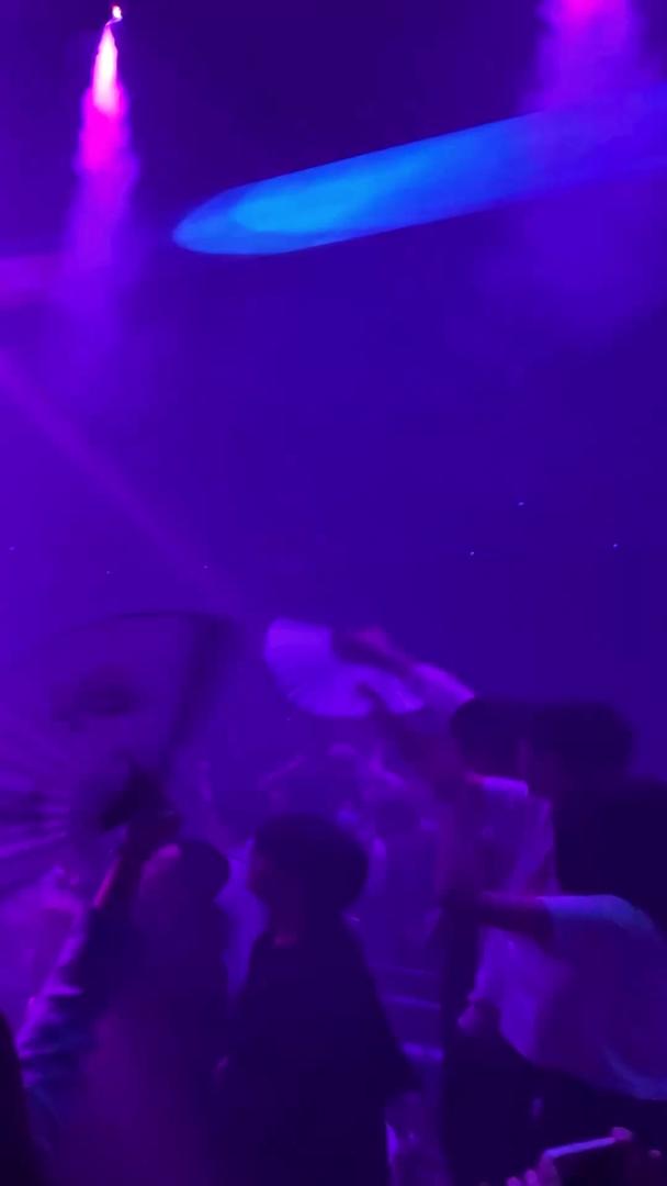 城市酒吧音乐蹦迪现场灯光气氛疯狂舞蹈的人群素材视频的预览图