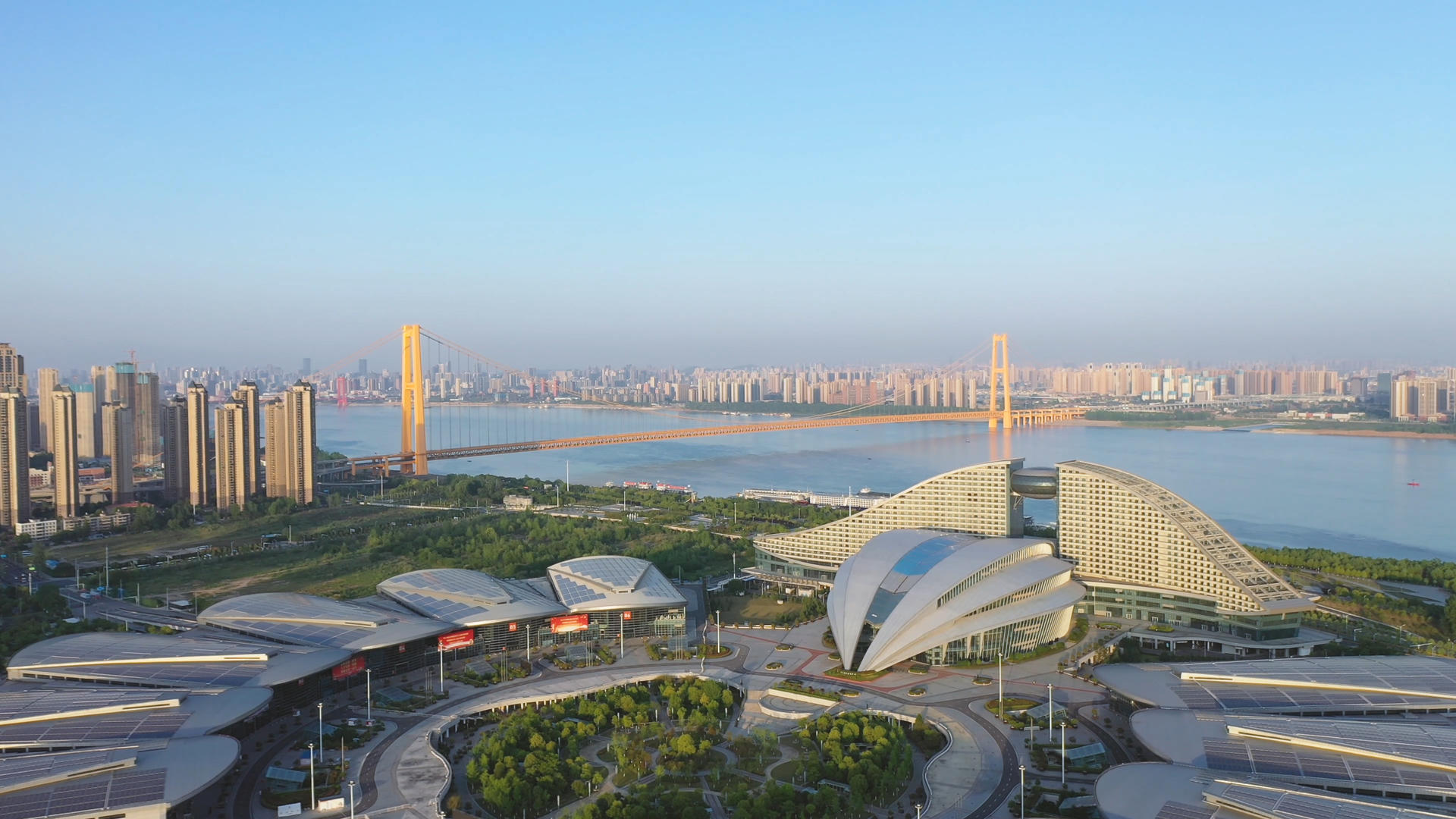 航拍城市地标天际线酒店长江江景4k素材视频的预览图