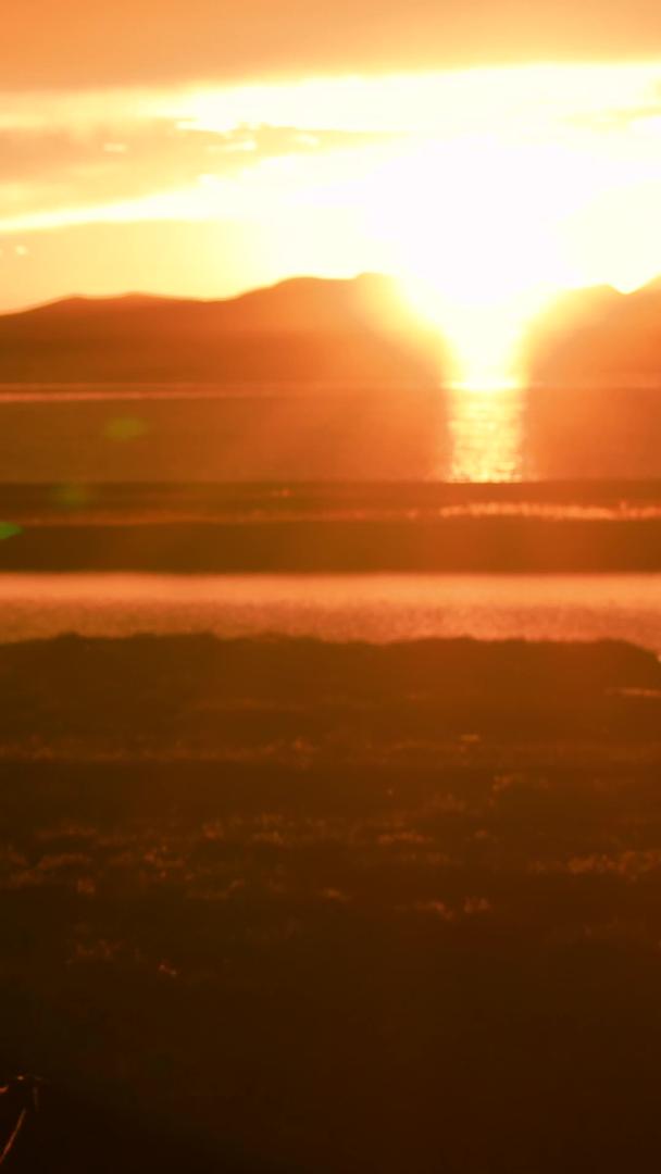 牧羊晚霞在高原湖旁的日落视频的预览图