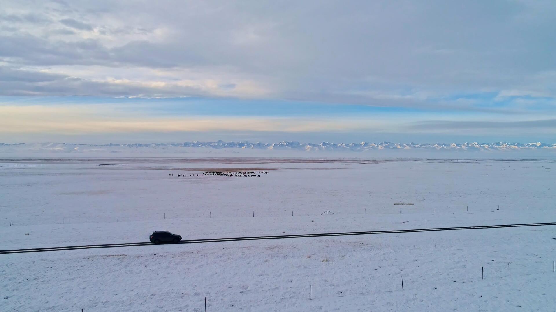冰天雪地上飞驰的汽车视频的预览图