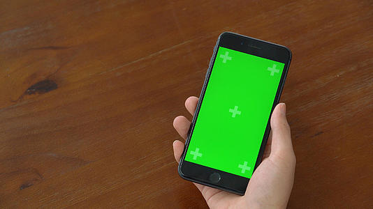 4k木头背景下的绿幕手机展示视频抠像视频的预览图