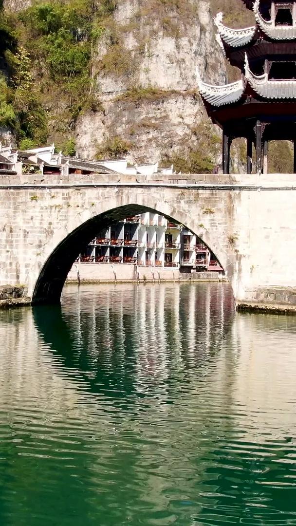 低空穿桥航拍贵州镇古镇舞阳河两岸建筑视频的预览图