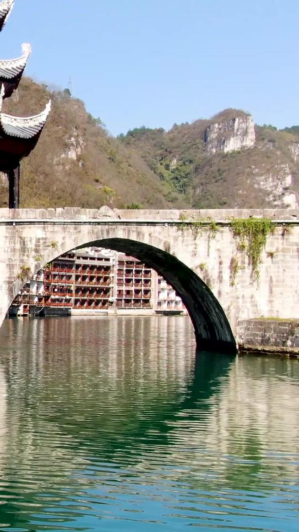 低空穿桥航拍贵州镇古镇舞阳河两岸建筑视频的预览图