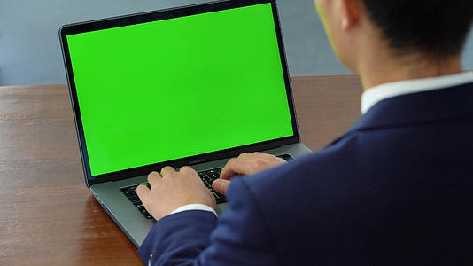 4k商务办公男士背影使用绿幕笔记本视频抠像视频的预览图