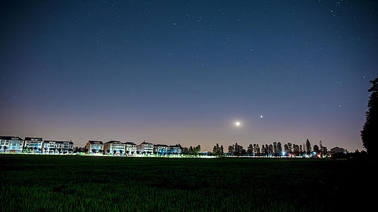 8K延时拍摄小镇稻田夜景星空月升视频的预览图