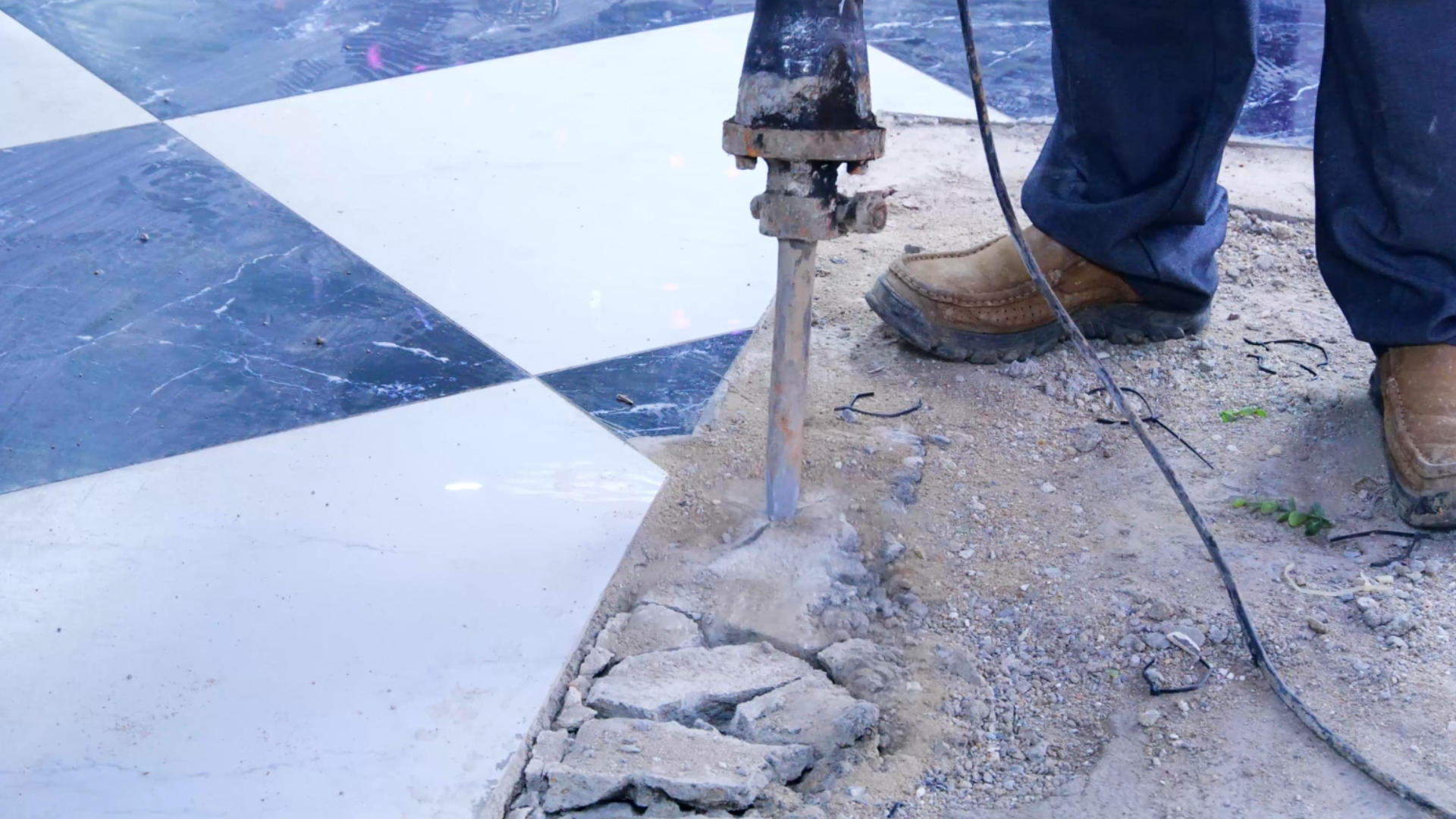 4K电钻工人操作钻水泥地视频的预览图