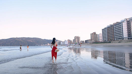 海滩上奔跑的少女4K视频的预览图