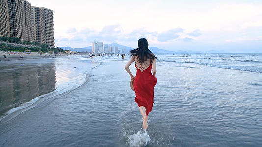 海边奔跑的少女4K视频的预览图