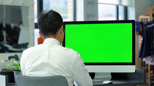 4k商务人士背影使用绿幕电脑视频抠像视频的预览图