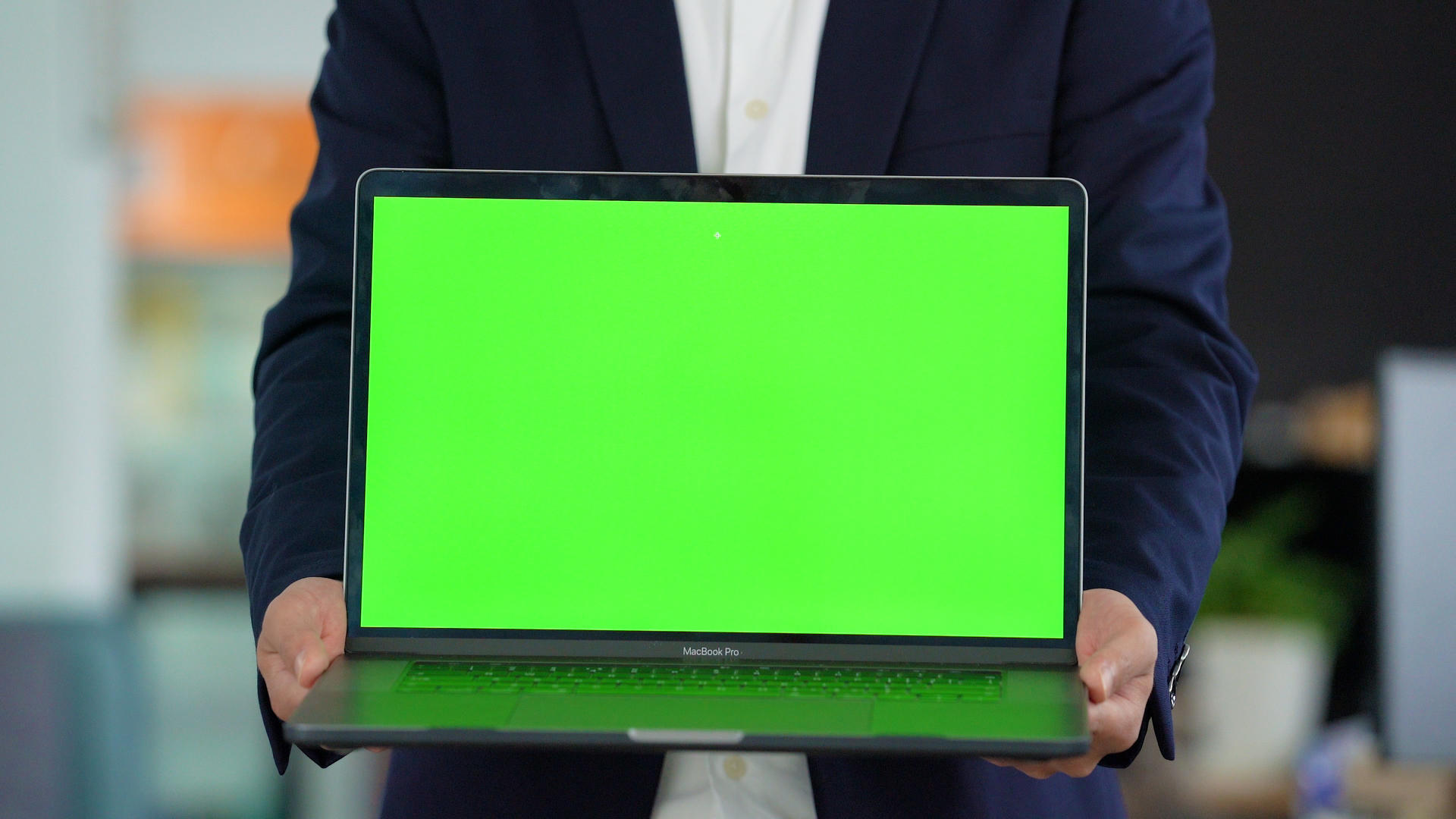 4k商务人士手持绿幕笔记本视频抠像视频的预览图