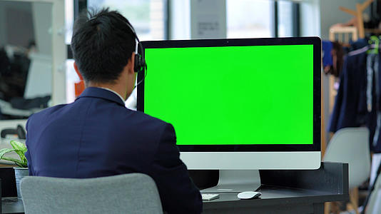 4k商业客服使用绿幕电脑视频抠像视频的预览图