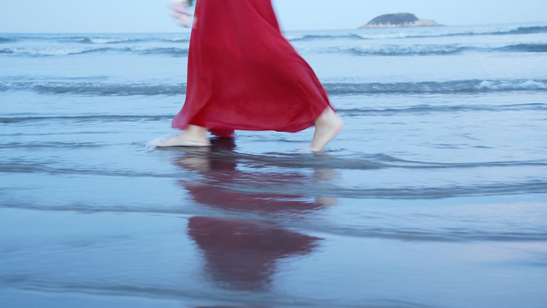 海边奔跑的少女4k视频的预览图