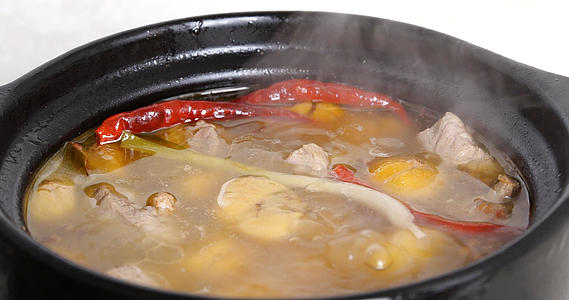 4k炖汤排骨汤炖排骨厨房做菜烹饪板栗炖排骨视频的预览图