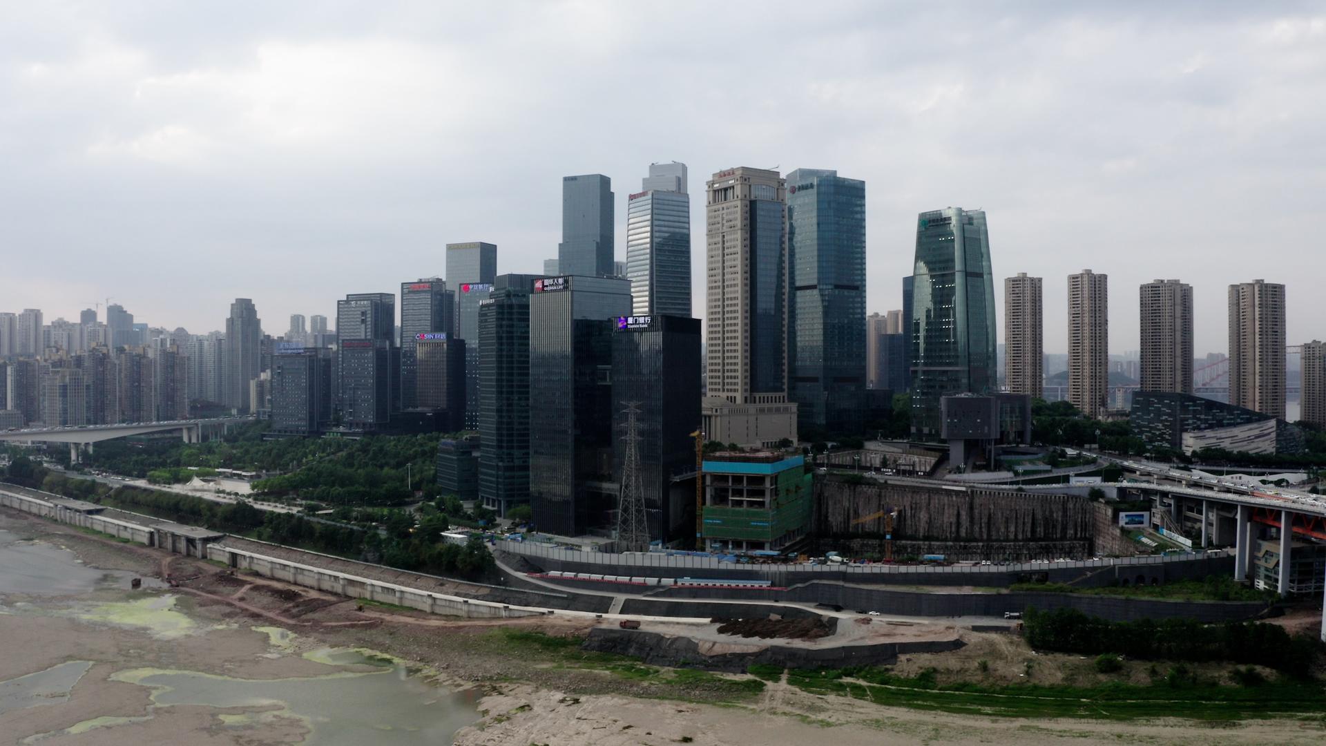 重庆朝天门对岸商务区视频的预览图