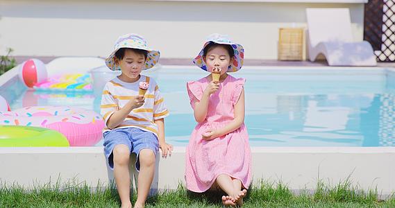 8K夏日孩童泳池边吃冰淇淋视频的预览图