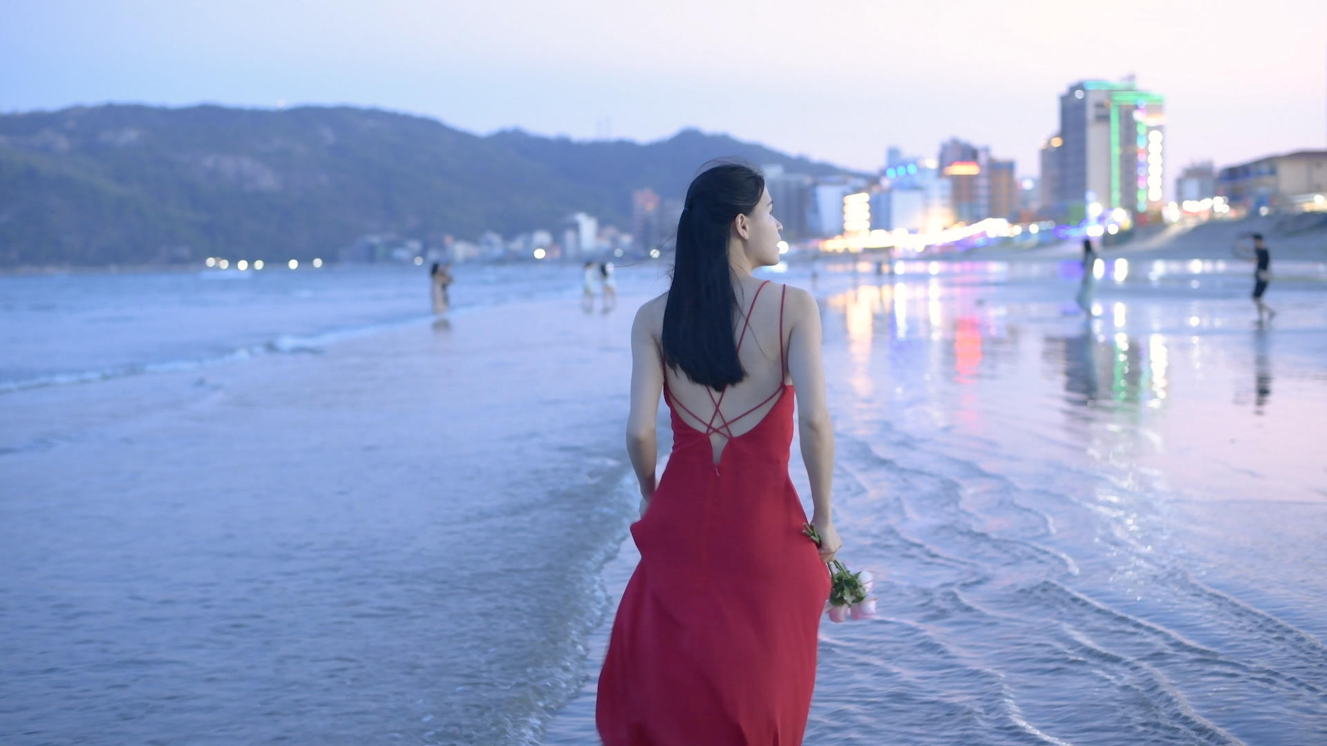 海边散步的少女4K视频的预览图