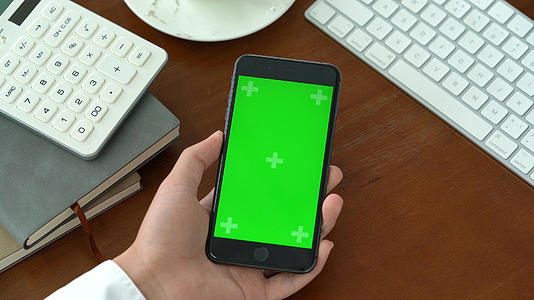 4k手拿绿幕手机展示视频抠像视频的预览图