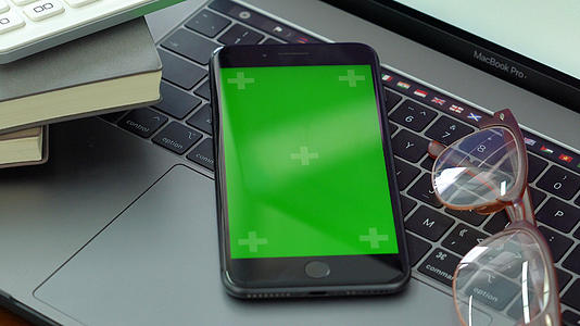4k学习环境下的绿幕手机视频抠像视频的预览图
