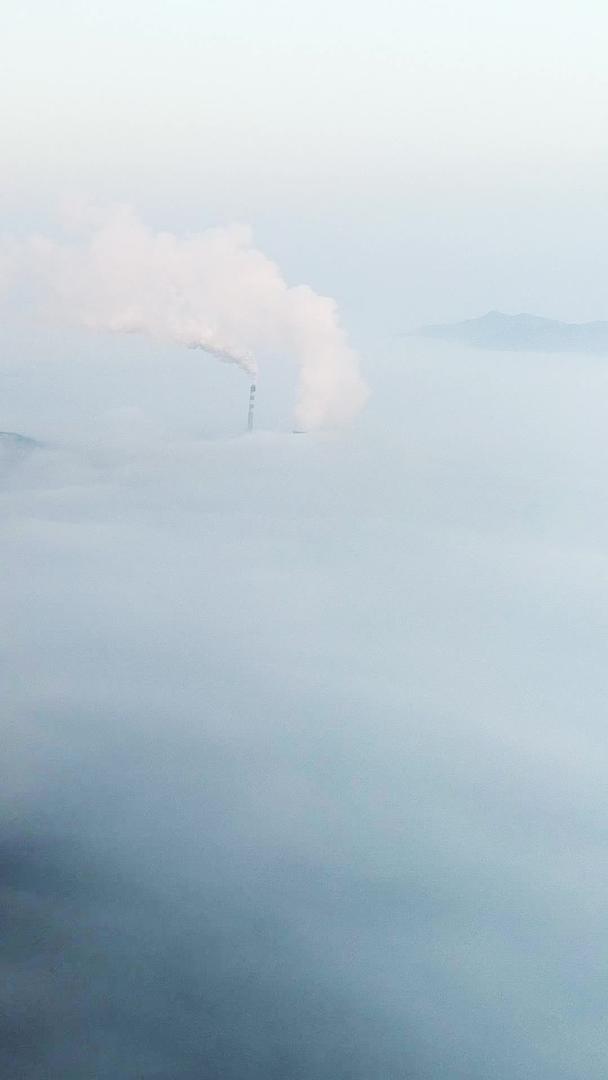 航拍云海中的工厂视频的预览图