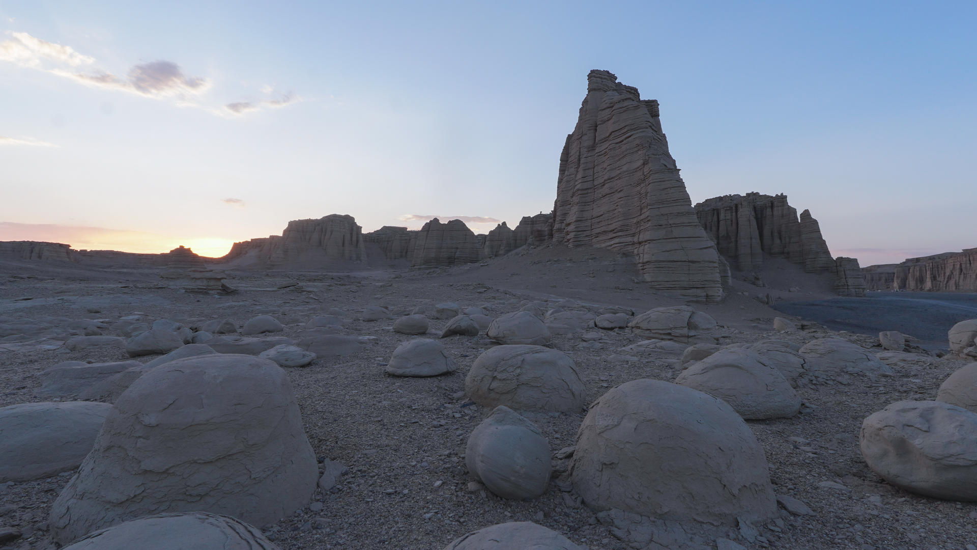 新疆魔鬼城无人区延迟摄影自然日落晚霞4k素材视频的预览图