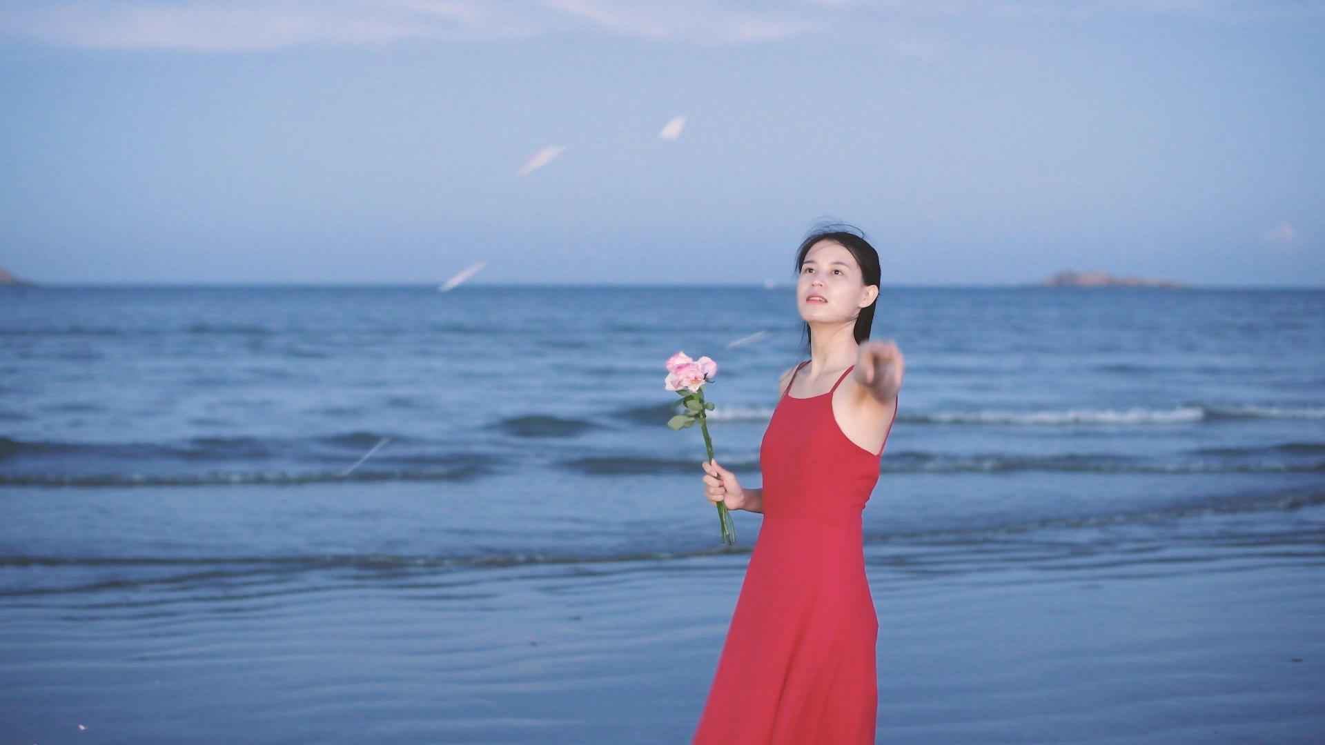 在海边散花的少女4K视频的预览图
